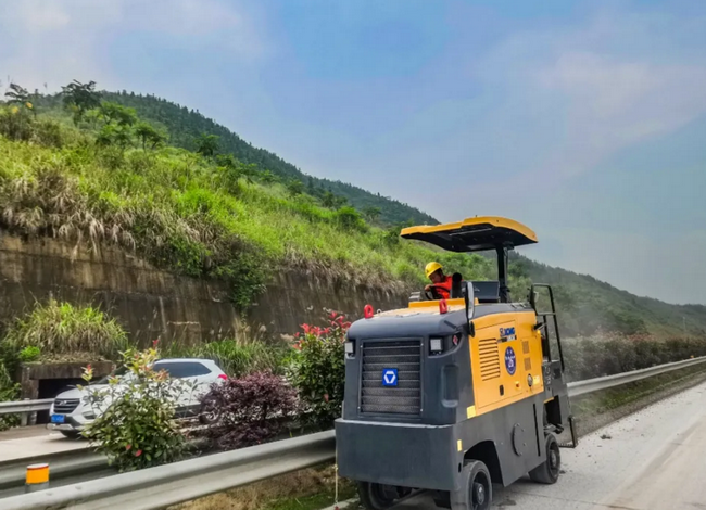 MK网XM503K小型铣刨机进行精铣刨施工 MK网XM503K小型铣刨机进行精铣刨施工