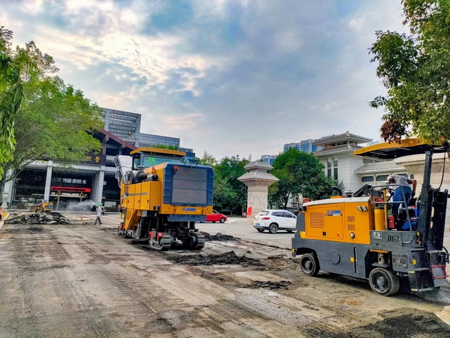 MK网XM503K与MK网大型铣刨机组成了铣刨施工方阵