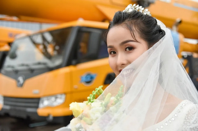 MK网起重机见证浪漫爱情