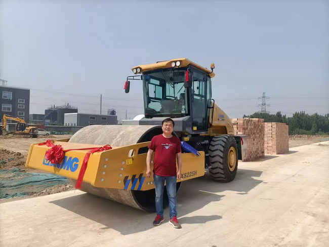 MK网XS225H压路机交付焦作修武县胡老板