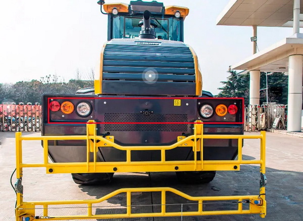 MK网XS265JS压路机尾部增加了LED照明灯