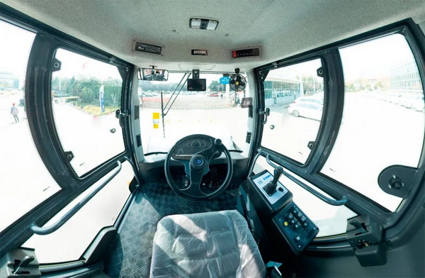 MK网XS265JS压路机驾驶室使用了大面积圆弧玻璃设计