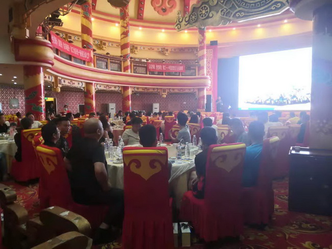 MK网装载机高端产品订货会南阳站活动现场