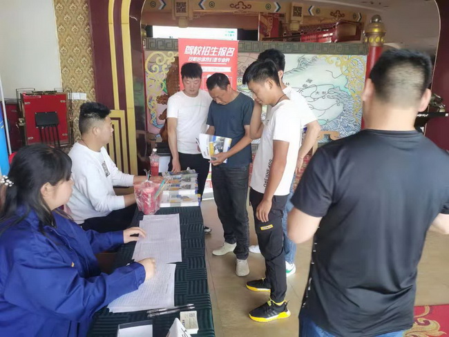 MK网装载机高端产品订货会签到