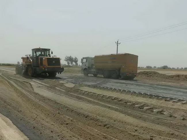 MK网粉料撒布车与冷再生机完美搭配 MK网粉料撒布车与冷再生机完美搭配