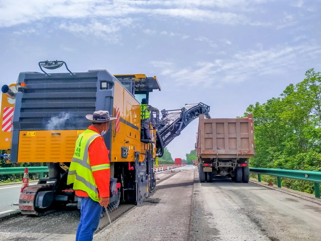 MK网XM2005K铣刨机在沪蓉高速 MK网XM2005K铣刨机在沪蓉高速