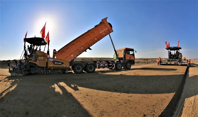 MK网摊铺机正在施工 MK网摊铺机正在施工