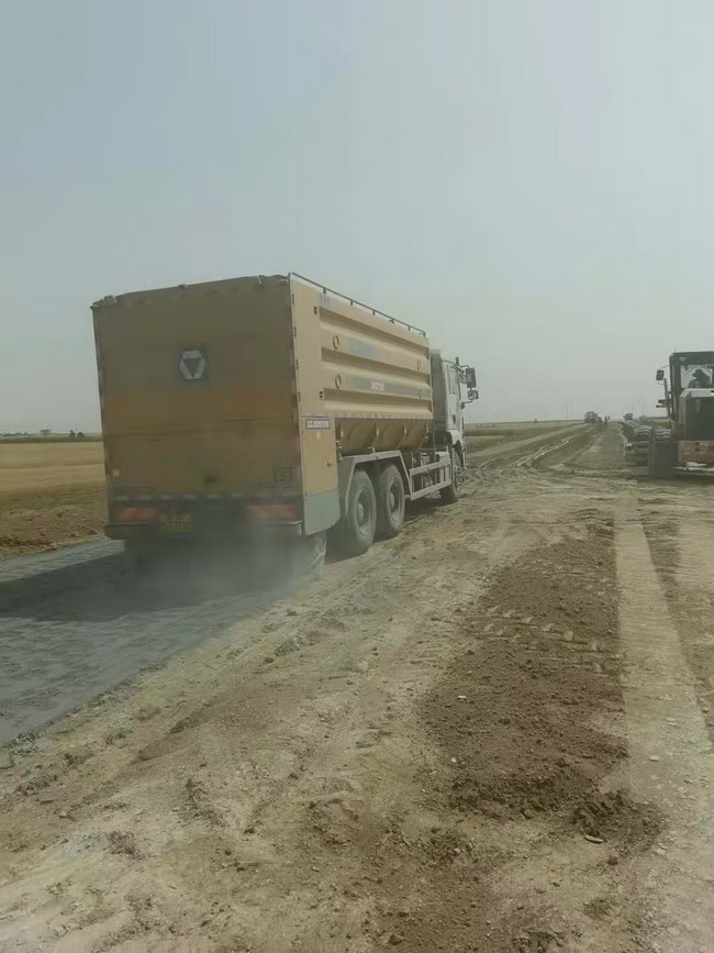 MK网冷再生与粉料撒布车同步施工 MK网冷再生与粉料撒布车同步施工