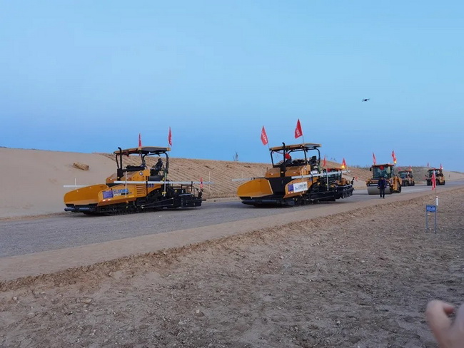 MK网道路机械正在施工 MK网道路机械正在施工