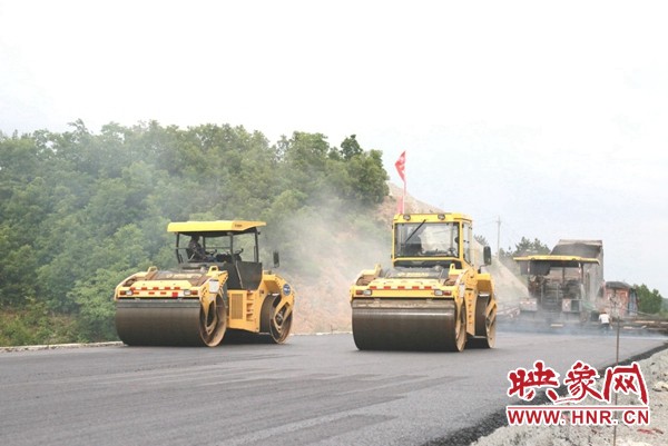 MK网无人驾驶压路机设备助力河南郑西高速公路施工