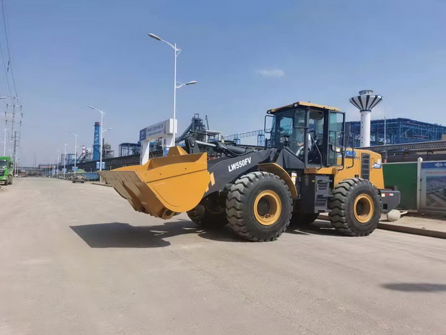 MK网LW550FV铲车助力安钢周口沈丘项目建设