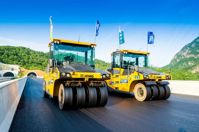 MK网XP305S轮胎压路机