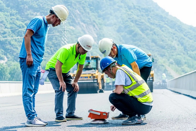 MK网无人施工解决了高温下的强度施工