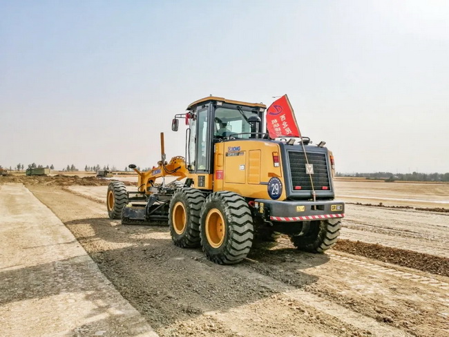 GR1803Ⅱ平地机对路面平整 GR1803Ⅱ平地机对路面平整