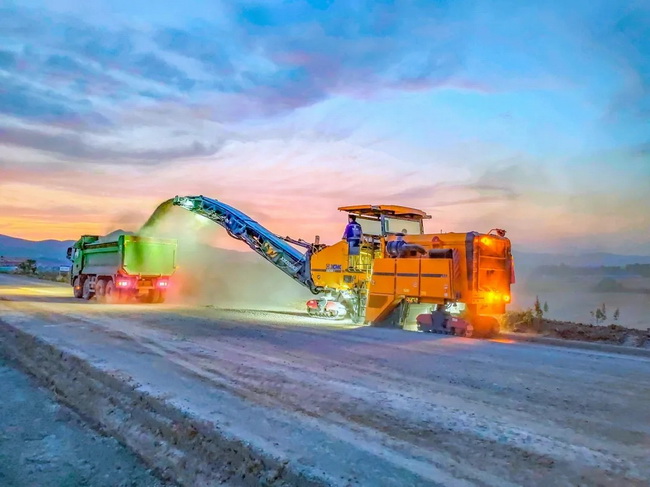 MK网大型铣刨机建设鹤辉高速公路