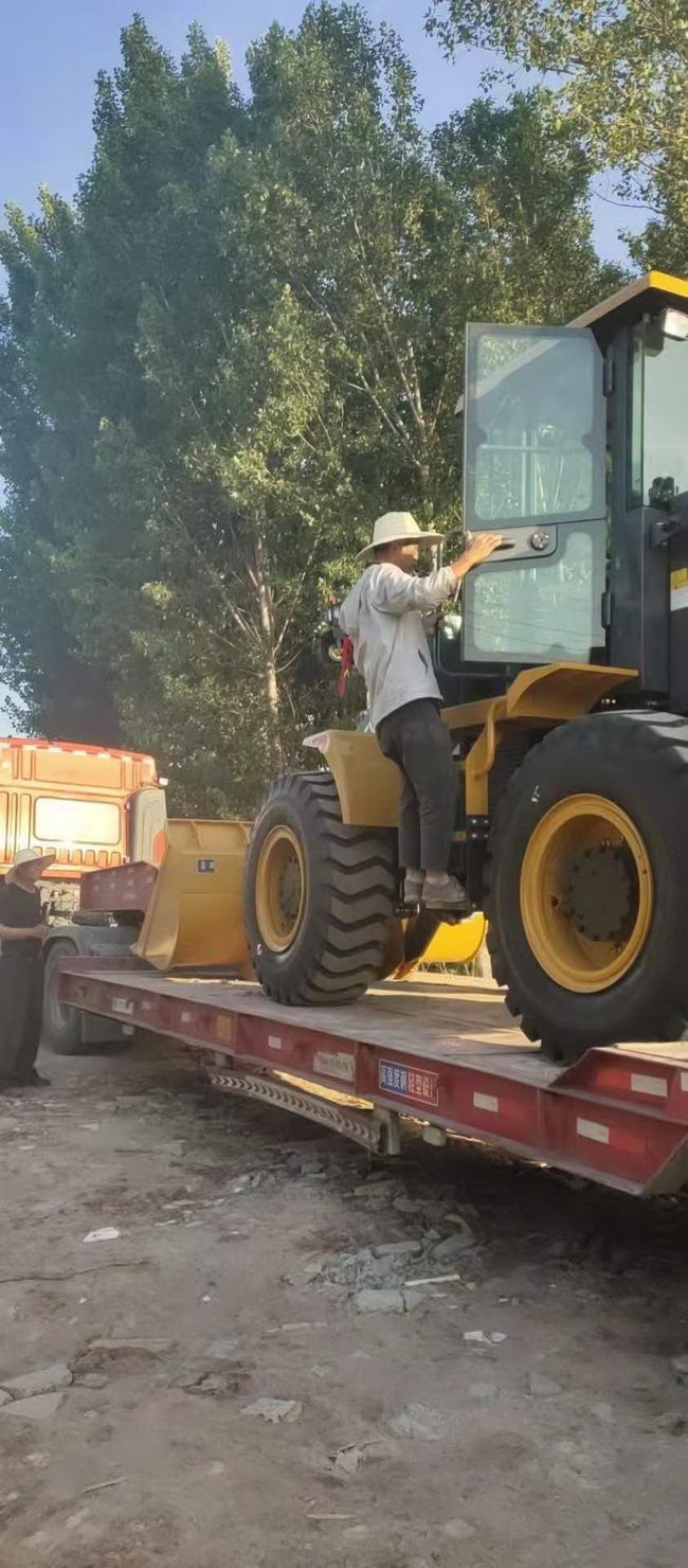 郑州某大型路桥公司喜提MK网LW300FV装载机
