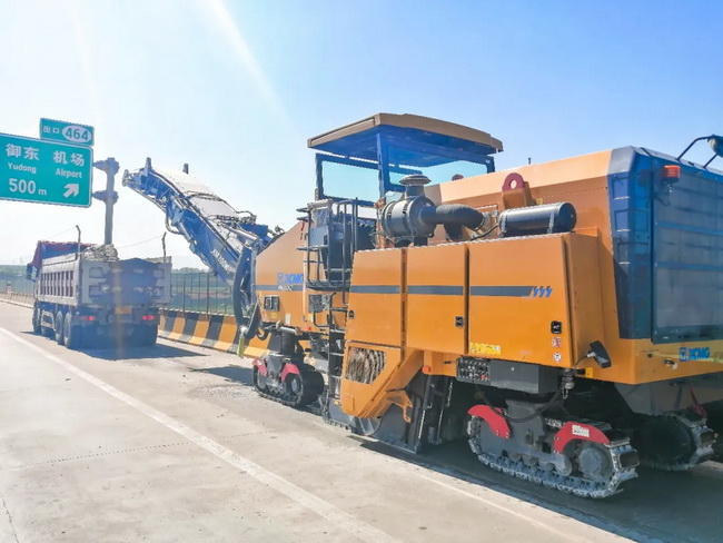 MK网XM200KⅡ大型铣刨机施工二广高速