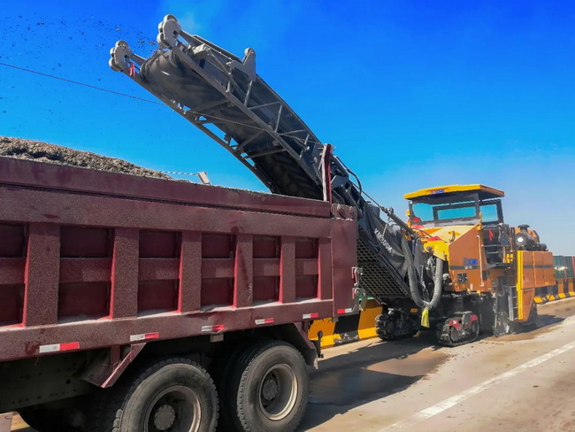 MK网XM200KⅡ大型铣刨机施工二广高速