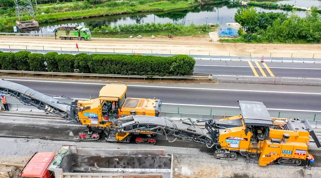 MK网大型铣刨机现身京沪高速 MK网大型铣刨机现身京沪高速