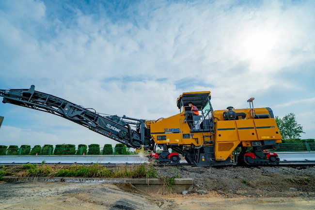10台MK网大型铣刨机现身京沪高速