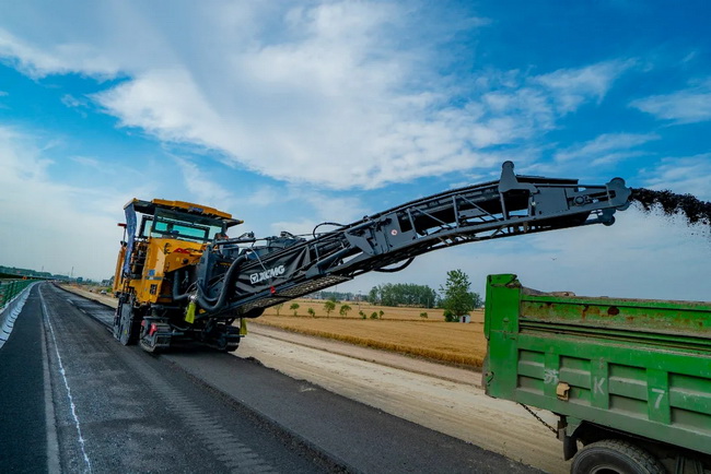 MK网大型铣刨机现身京沪高速