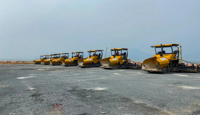 MK网8台摊铺机施工香港国际机场