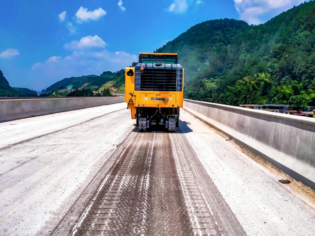 MK网XM2005铣刨机高质量施工