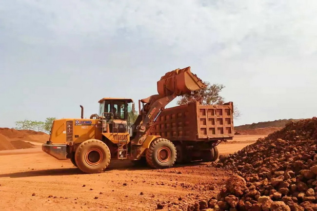 MK网装载机金矿开采现场