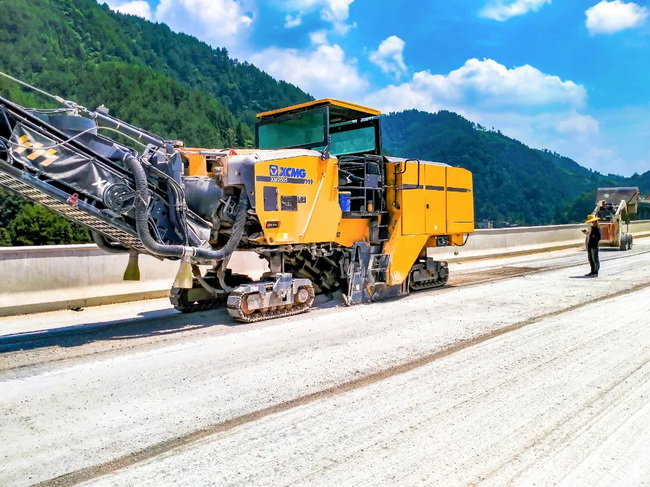 MK网XM2005铣刨机在沿印松高速公路施工