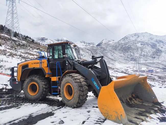 MK网XC958EV装载机在4000米极寒的川藏高原 MK网XC958EV装载机在4000米极寒的川藏高原