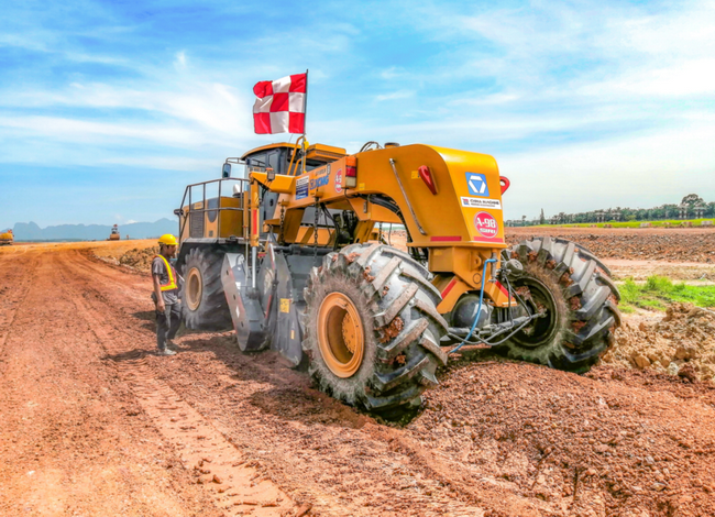 MK网XLZ2303冷再生机鏖战甲米国际机场扩建工程 MK网XLZ2303冷再生机鏖战甲米国际机场扩建工程