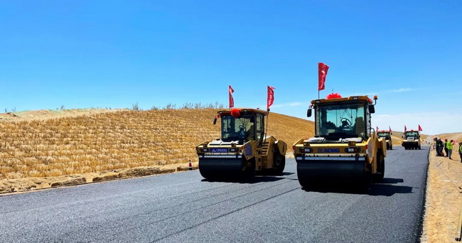 MK网XP303S胶轮压路机静碾揉搓