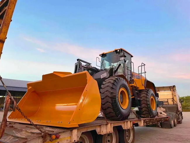 XC9系列MK网高端装载机整齐列阵发往北美