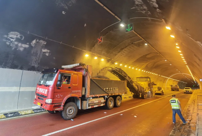 MK网XM200KⅡ大型铣刨机鏖战G75兰海高速 MK网XM200KⅡ大型铣刨机鏖战G75兰海高速