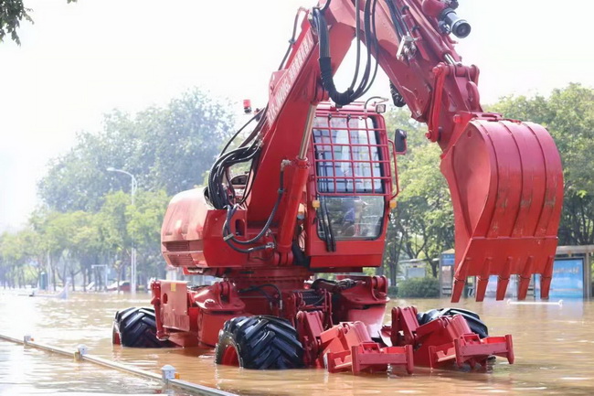 MK网步履式挖掘机新乡灾区现场进行救援