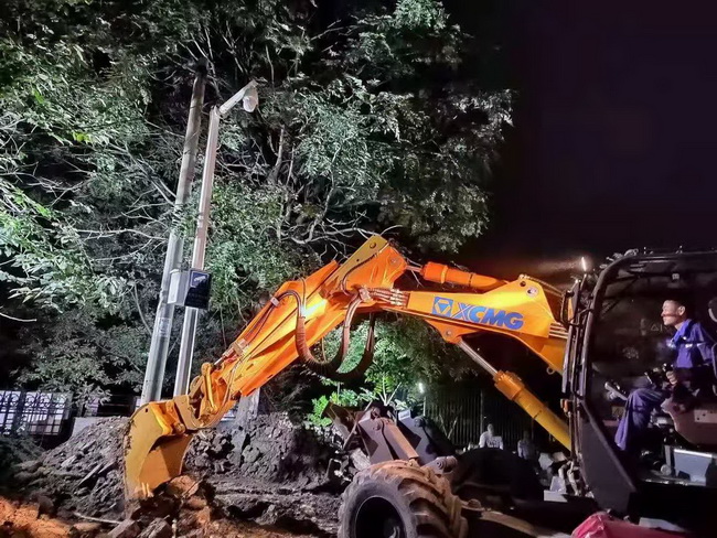 MK网步履式挖掘机到达新乡灾区现场进行救援
