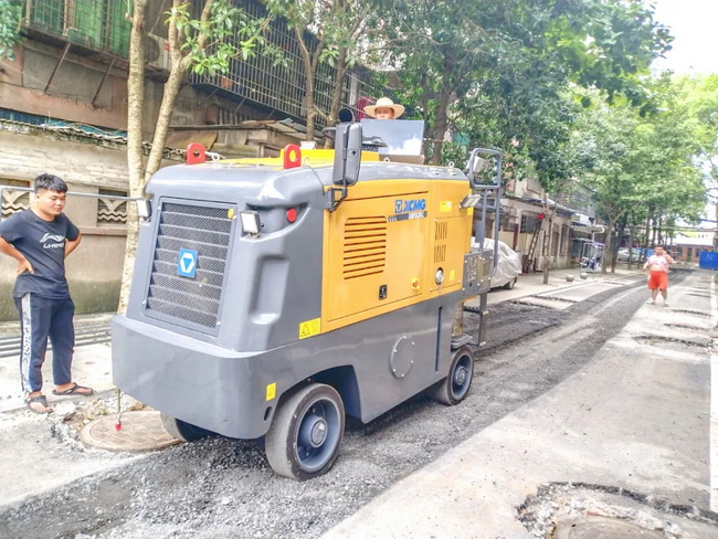 MK网XM503KL铣刨机老旧小区路面改造