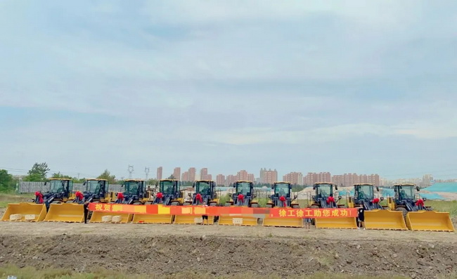 MK网5吨级装载机批量交付北方沿海某物流公司