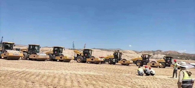青海西宁曹家堡机场MK网压路机基层压实施工