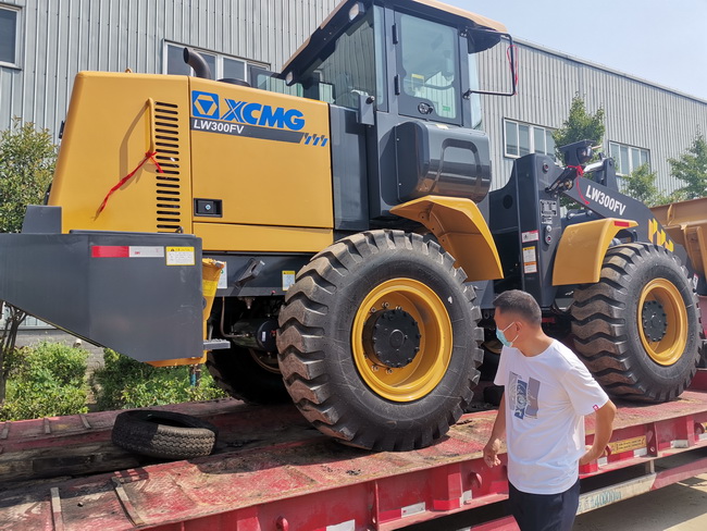 MK网LW300FV装载机建设大美巩义长寿山