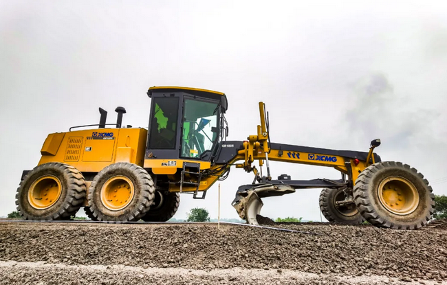 MK网GR1805平地机入场施工负责该水稳层摊铺