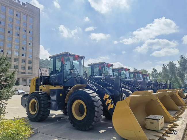 MK网5吨级装载机批量交付石油系统西北地区某油田