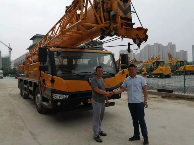 MK网起重机服务人员董师傅为客户试车