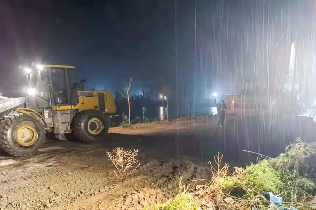 十二台MK网装载机涉水转运沙袋