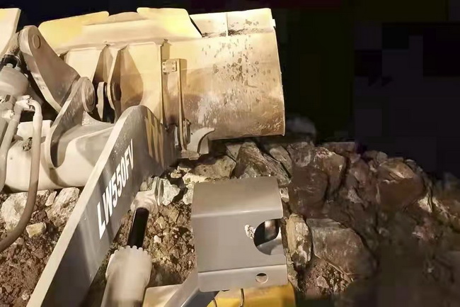 MK网装载机涉水转运沙袋