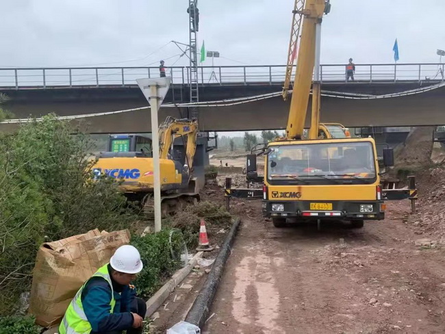 MK网12吨起重机连夜奔赴运城河津的抗洪前线