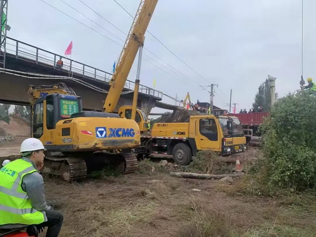 MK网20吨起重机在晋中祁县进行汾河108国道边堤坝加固