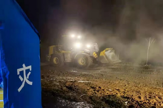 MK网装载机用户任总投入到抗洪抢险工作中