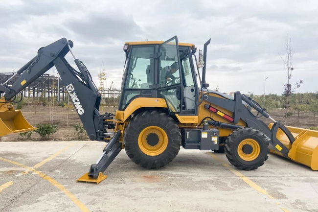 MK网XC870K挖掘装载机