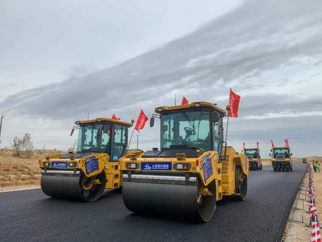 MK网无人集群沙漠高速公路施工